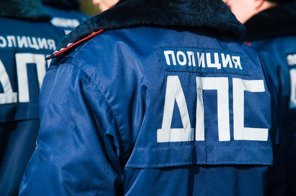 Üniformalı Rus polis memurları. Rusça metin: 