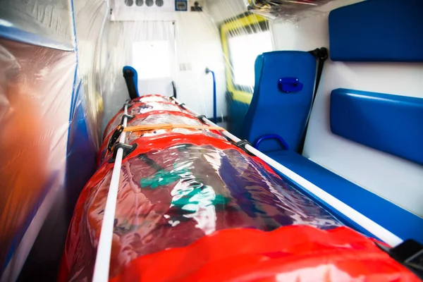 Coronavirus covid 19. Hasta bakımı için gerekli donanıma sahip ambulans.