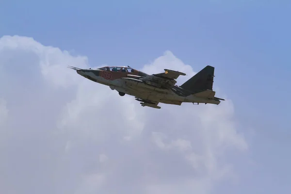 Mavi Gökyüzünün Arka Planına Karşı Savaş Uçakları — Stok fotoğraf
