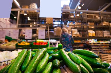 Süpermarketteki kutularda bir sürü salatalık.