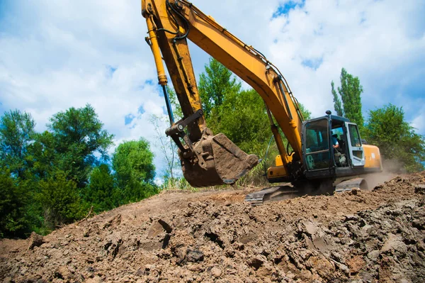 挖掘机在建筑工地挖土的挖掘机 — 图库照片