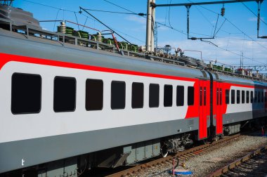 Modern tren istasyonunda kırmızı tren