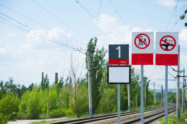 Strzeż Się Znaków Pociągów Dworcu Kolejowym — Zdjęcie stockowe