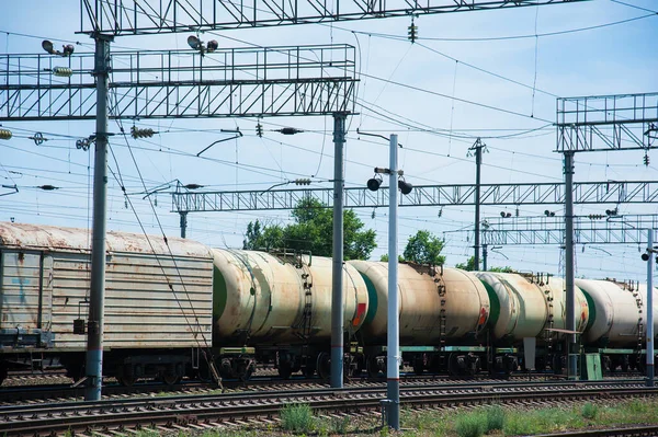 货运火车穿过火车站 铁路货车和油罐车 — 图库照片
