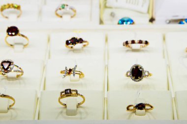 Bir kuyumcunun vitrinindeki altın aksesuarlar.