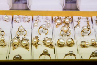 Bir kuyumcunun vitrinindeki altın aksesuarlar.