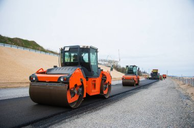 Yol silindirleri yeni yol inşaatında çalışıyor.