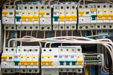 Elektrik kalkanındaki kablolarla otomatik anahtarlar.