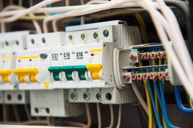 Elektrik kalkanındaki kablolarla otomatik anahtarlar.