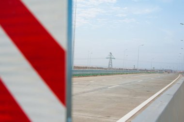 Bariyer, bariyer, aracın kaldırım ya da köprüden çıkmasını engellemek için tasarlanmış. Bölünen şeritten geçiyor.