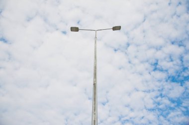 Arka planda güzel mavi gökyüzü olan sokak lambası