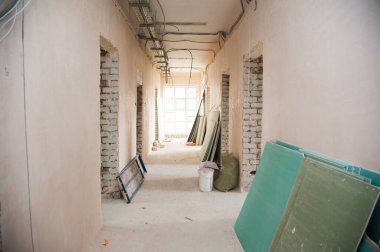 Bitmemiş inşaat odası boş. Hafif beton bloklardan duvarlar boş kapı çerçeveleri, tamamlanmamış iç mekan, inşaat halindeki ev