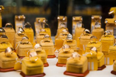 Bir kuyumcunun vitrinindeki altın aksesuarlar.