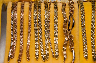 Bir kuyumcunun vitrinindeki altın aksesuarlar.