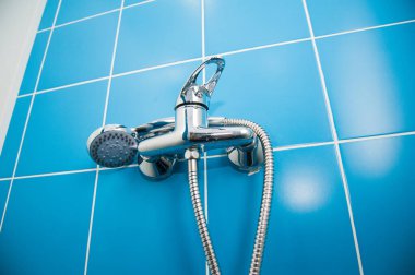 Bir fitness kulübünün boş ve kuru duş alanı