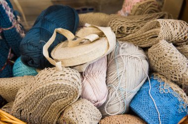 Dikiş makinesi, moda mankeni, kumaş ve yeni kadın kıyafetleri koleksiyonu olan eski bir terzi atölyesi.