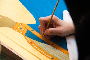 Restorasyon atölyesinde antik Hıristiyan simgesi