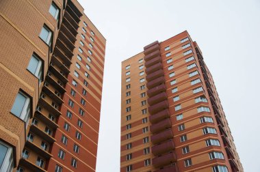 Gri sonbahar gökyüzüne karşı yepyeni bir apartman.