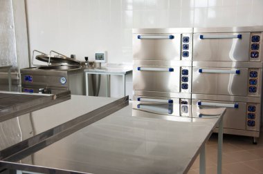 Profesyonel ekipmanlarla dolu boş bir restoran mutfağı. Endüstriyel mutfakta profesyonel fırın