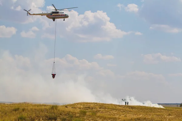 Helicóptero Extinción Incendios Con Cubo Fuego Vuela Contra Cielo Azul — Foto de Stock