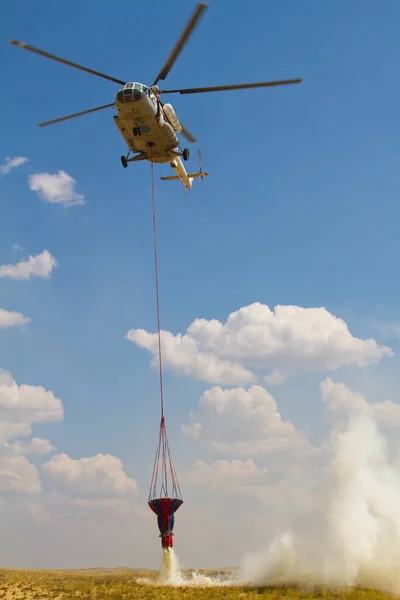 Firefighting Helicopter Fire Bucket Flies Clear Blue Sky — Stock Photo, Image