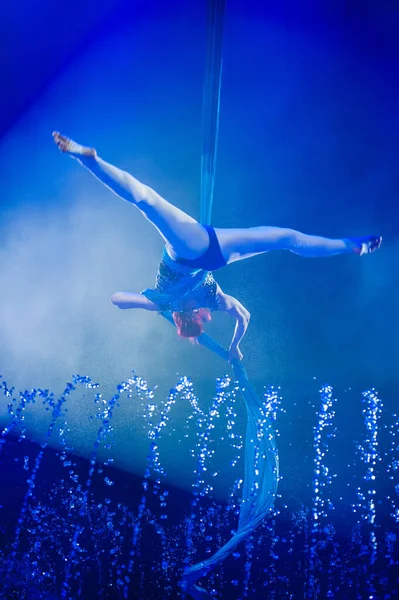 Vzdušný Akrobat Cirkusu Mladá Dívka Provádí Akrobatické Prvky Vzdušném Kruhu — Stock fotografie