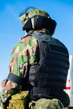 Silahlı Rus özel kuvvetler askerleri askeri manevrada yer alıyor. Savaş, ordu, teknoloji ve insan kavramı