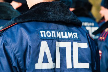 Üniformalı Rus polis memurları. Rusça metin: 