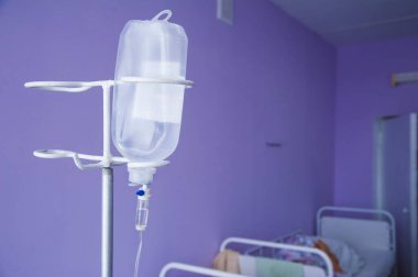 Hastane odasında tıbbi bir damlatıcı var.