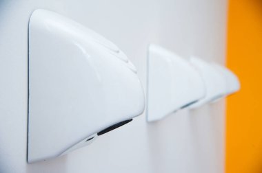 Umumi tuvalette otomatik el kurutma makineleri. Hijyen. Temizlikçi Eller. Ellerini yıka..