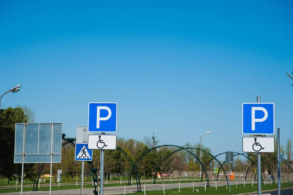 Verkeersteken Voor Invalidenparkeerplaats Verkeerstekens Tegen Een Blauwe Lucht — Stockfoto