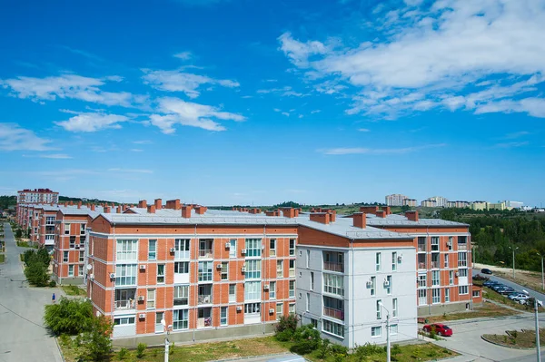 Gloednieuw Appartementencomplex Tegen Blauwe Zomerhemel — Stockfoto