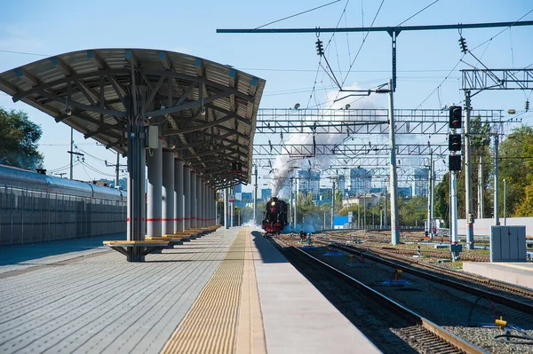 老式黑色蒸汽机车 火车到达车站 平台上的司机 — 图库照片
