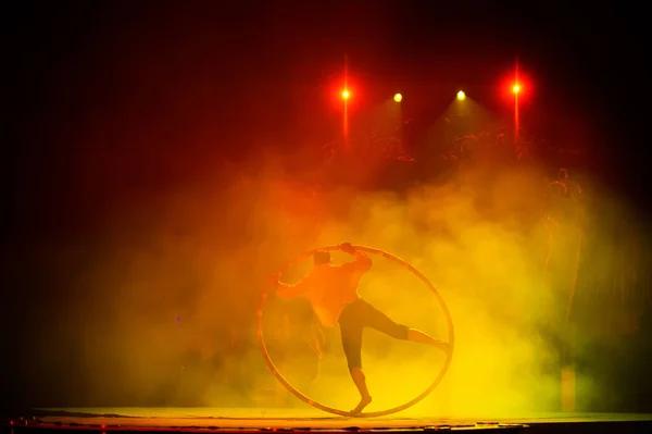 Muscular Circus Performer Spin Big Wheel — Stock fotografie