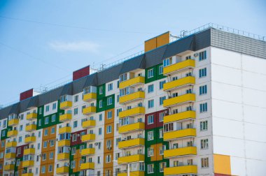 Mavi gökyüzüne karşı yepyeni bir apartman.