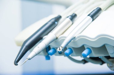 Diş hekimliğindeki profesyonel dişçi aletleri. Diş hijyeni ve sağlık kavramsal imajı