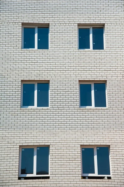 青い夏の空に対する真新しいアパートの建物 — ストック写真
