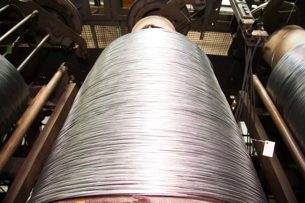 带金属丝的机器 设备和线圈 线材生产厂 — 图库照片