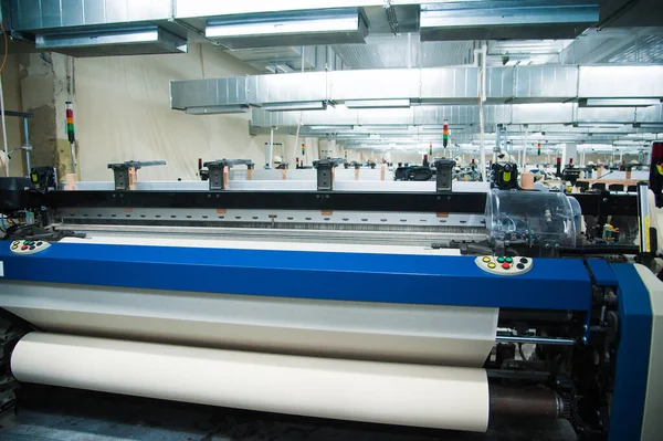 Výrobní Linka Průmyslové Textilie Tkaní Rýsuje Textilní Továrně — Stock fotografie