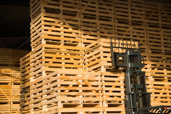 Sebze Depolamak Için Büyük Bir Depoda Forklift Depoda Katlanmış Boş — Stok fotoğraf