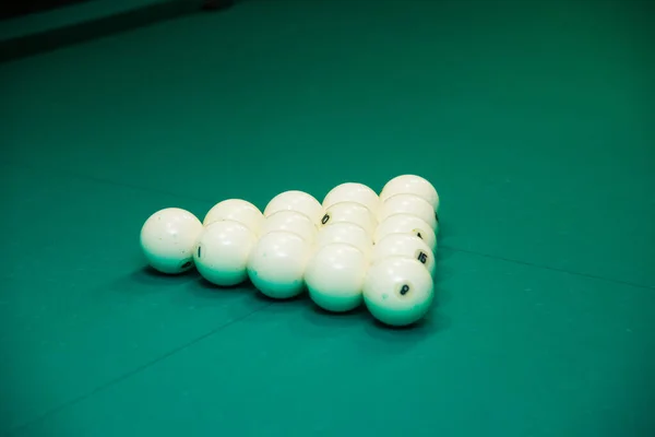Yeşil Kumaş Üzerinde Bilardo Oyunu Bilardo Beyaz Bilardo Topları Kapatın — Stok fotoğraf