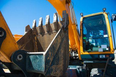 Yol ekipmanları kullanıma hazır. Yol yapım ekipmanları