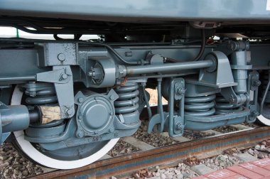 Modern tren istasyonunda kırmızı tren