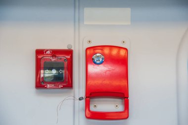 Tren kompartımanından acil durum freni. Acil durum freni, taciz cezalandırılabilir.