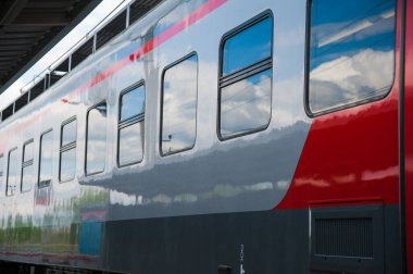 Modern tren istasyonunda kırmızı tren