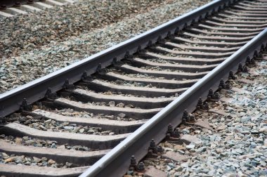 İstasyonda demiryolu, açık hava manzarası. Demiryolu raylarının hava görüntüsü