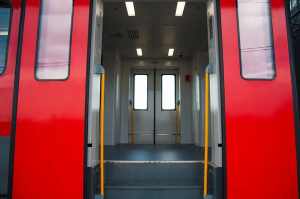 Červený Vlak Moderním Vlakovém Nádraží — Stock fotografie