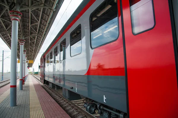 现代铁路中央车站的红色列车 — 图库照片