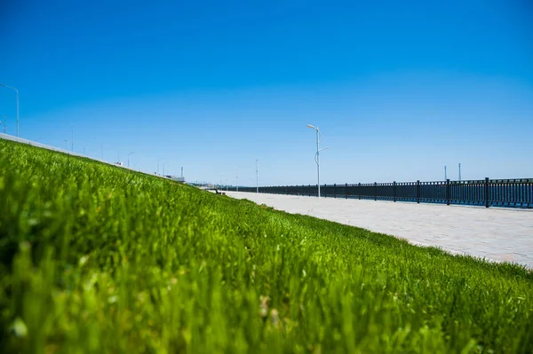 Argine Calcestruzzo Della Città Una Giornata Estiva Soleggiata Una Strada — Foto Stock