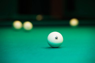 Yeşil kumaş üzerinde bilardo oyunu. Bilardo beyaz bilardo topları. Kapatın.
